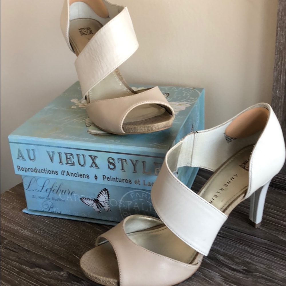 Anne Klein strappy open toed heels ✨ Very classy